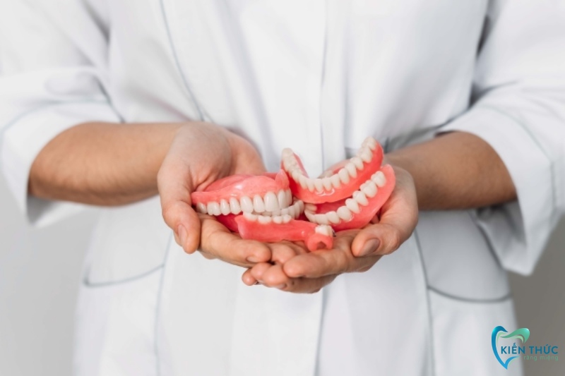 Răng giả tháo lắp giúp phục hồi khả năng ăn nhai ở mức trung bình.