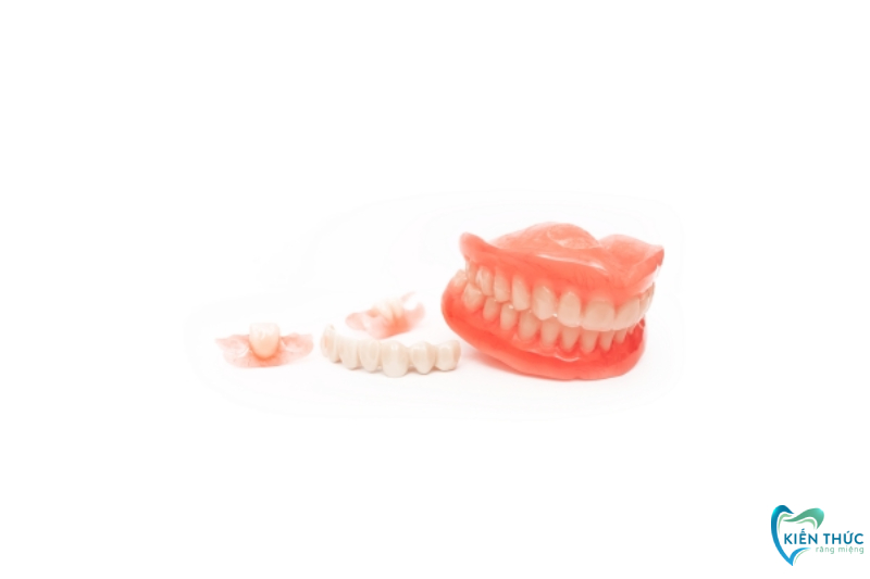 Răng giả tháo lắp nhựa cứng có nhiều bất cập, gây khó khăn khi sử dụng.