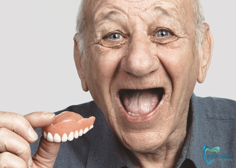 Người lớn đeo răng giả thường xuyên cần chú ý để không bị nuốt răng