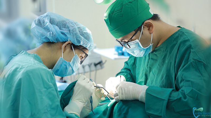 Bác sĩ đặt trụ Implant Osstem sẽ nhẹ nhàng vào vị trí răng mất với các dụng cụ hỗ trợ chuyên dụng
