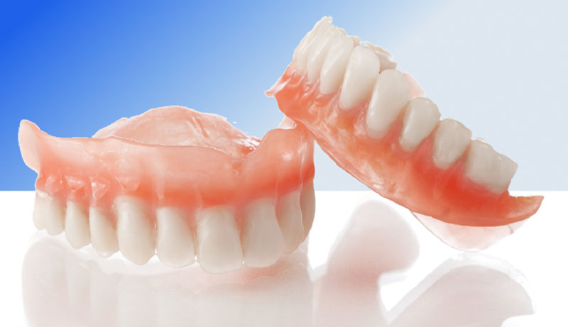 Nên sử dụng răng giả tháo lắp hay răng giả cố định khi mất răng lâu năm?