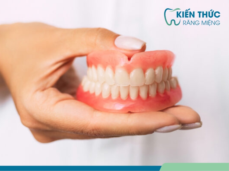 Nên trồng răng giả tháo lắp hay răng giả cố định